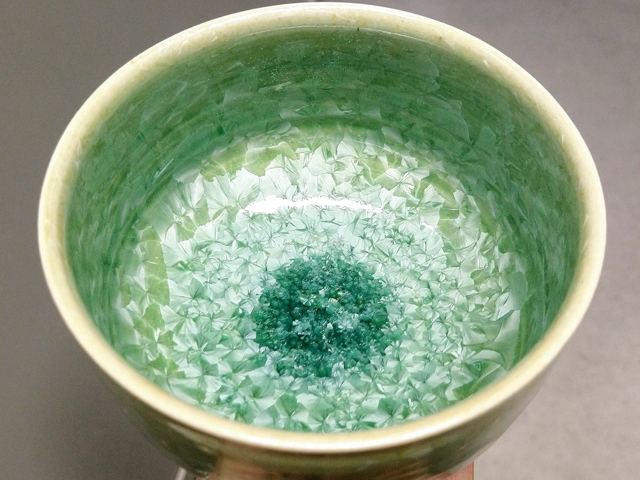 緑色の結晶茶碗