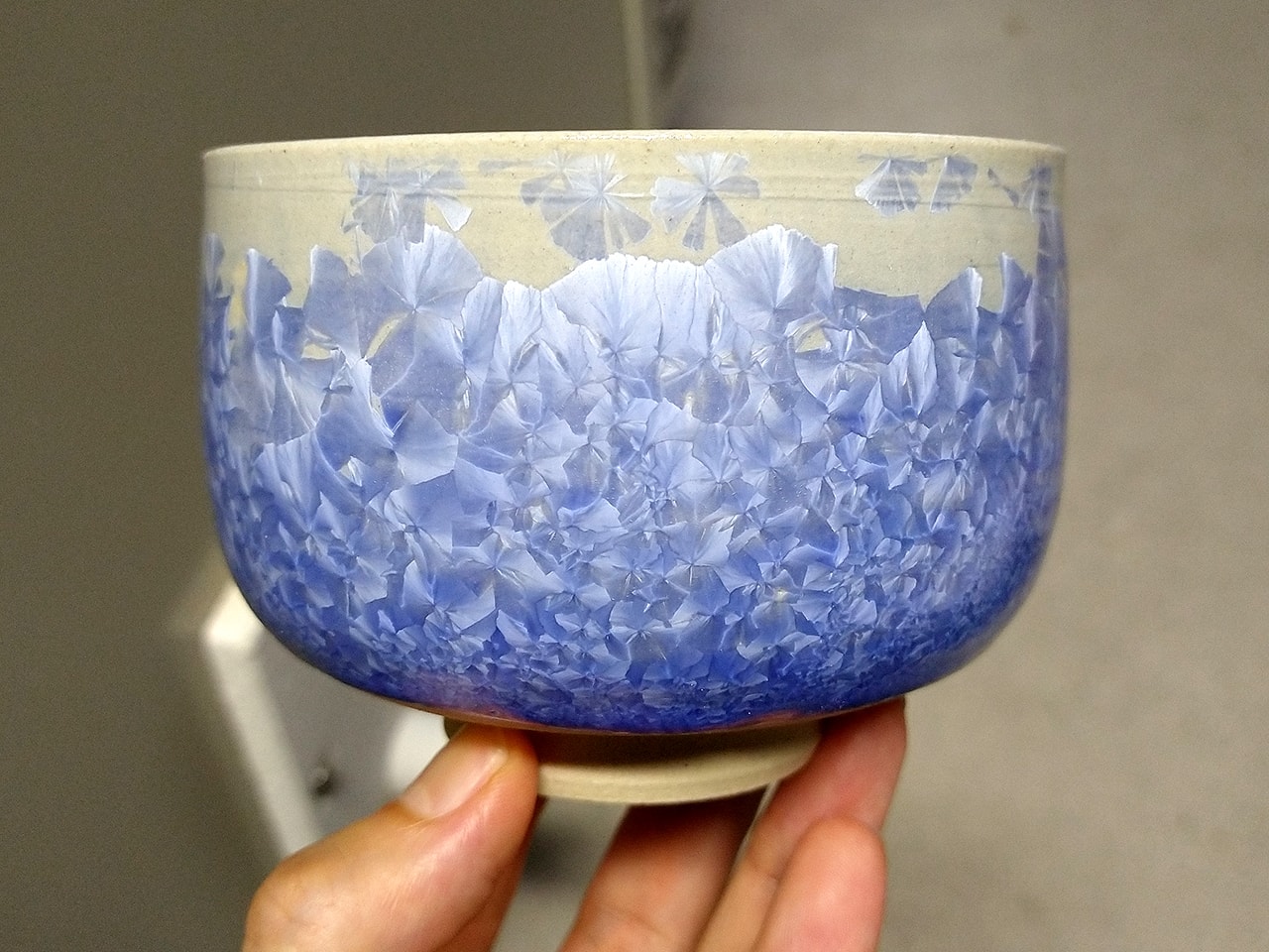 青色の結晶茶碗