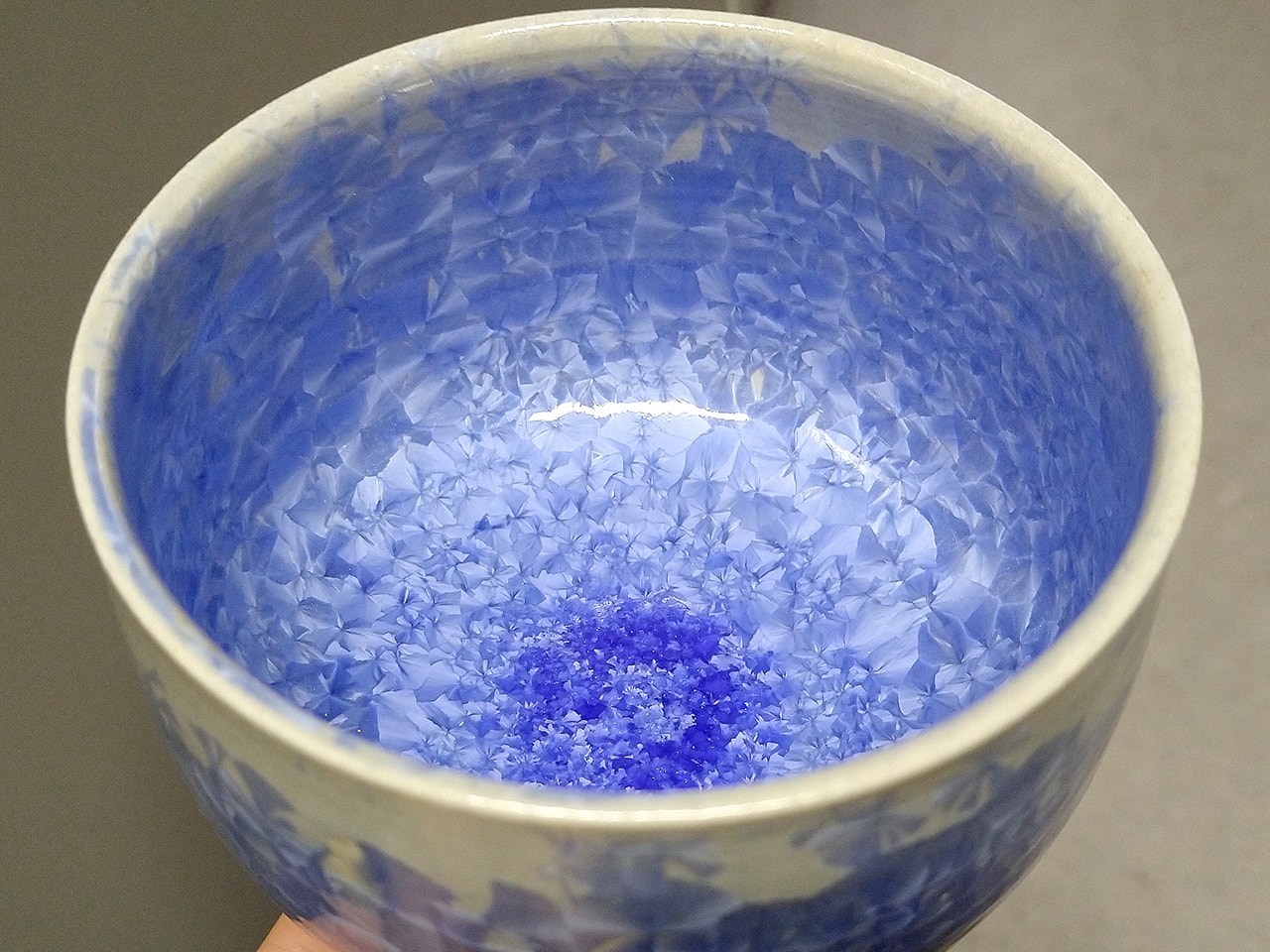 青色の結晶茶碗