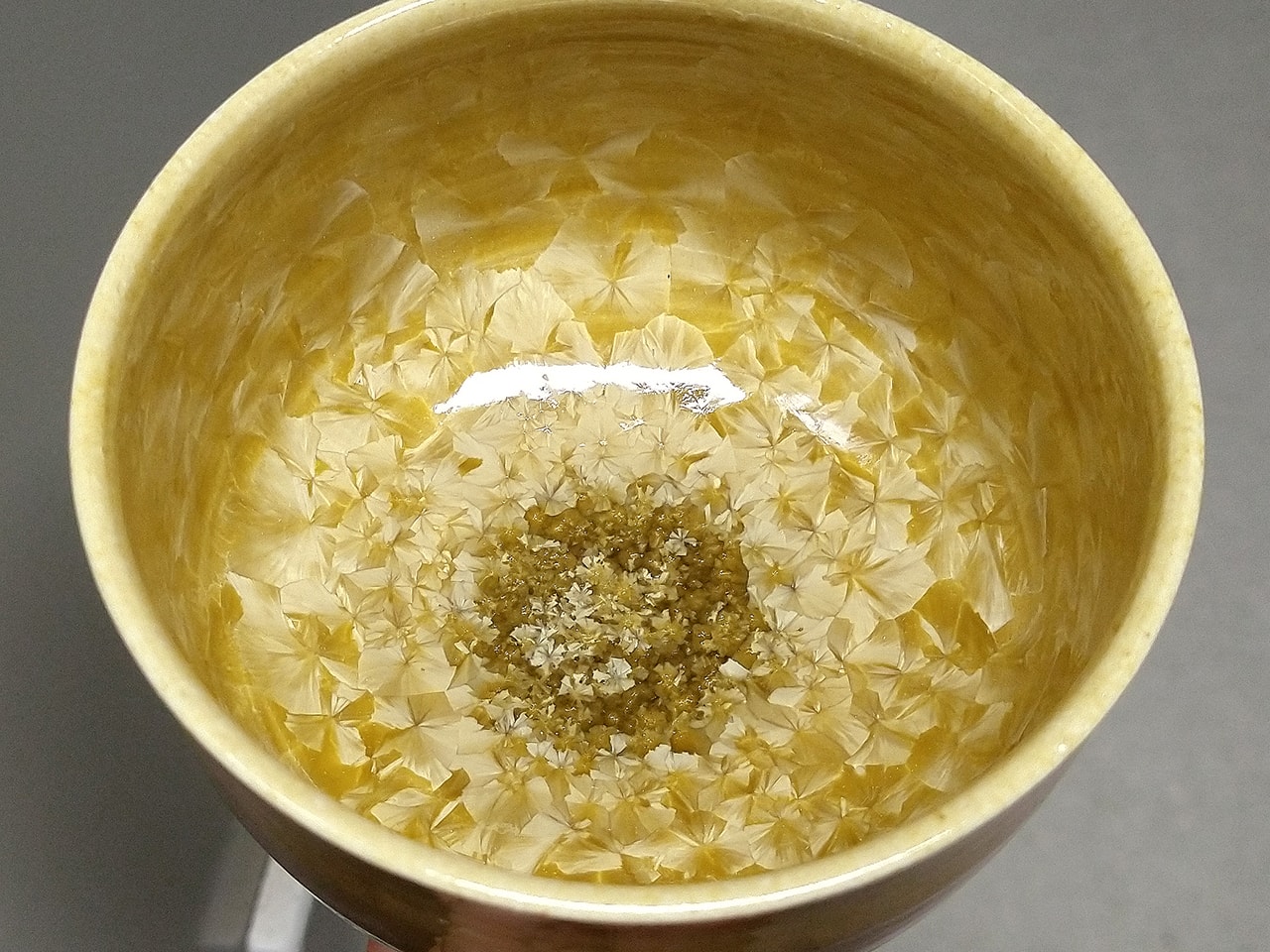 黄土色系の結晶茶碗