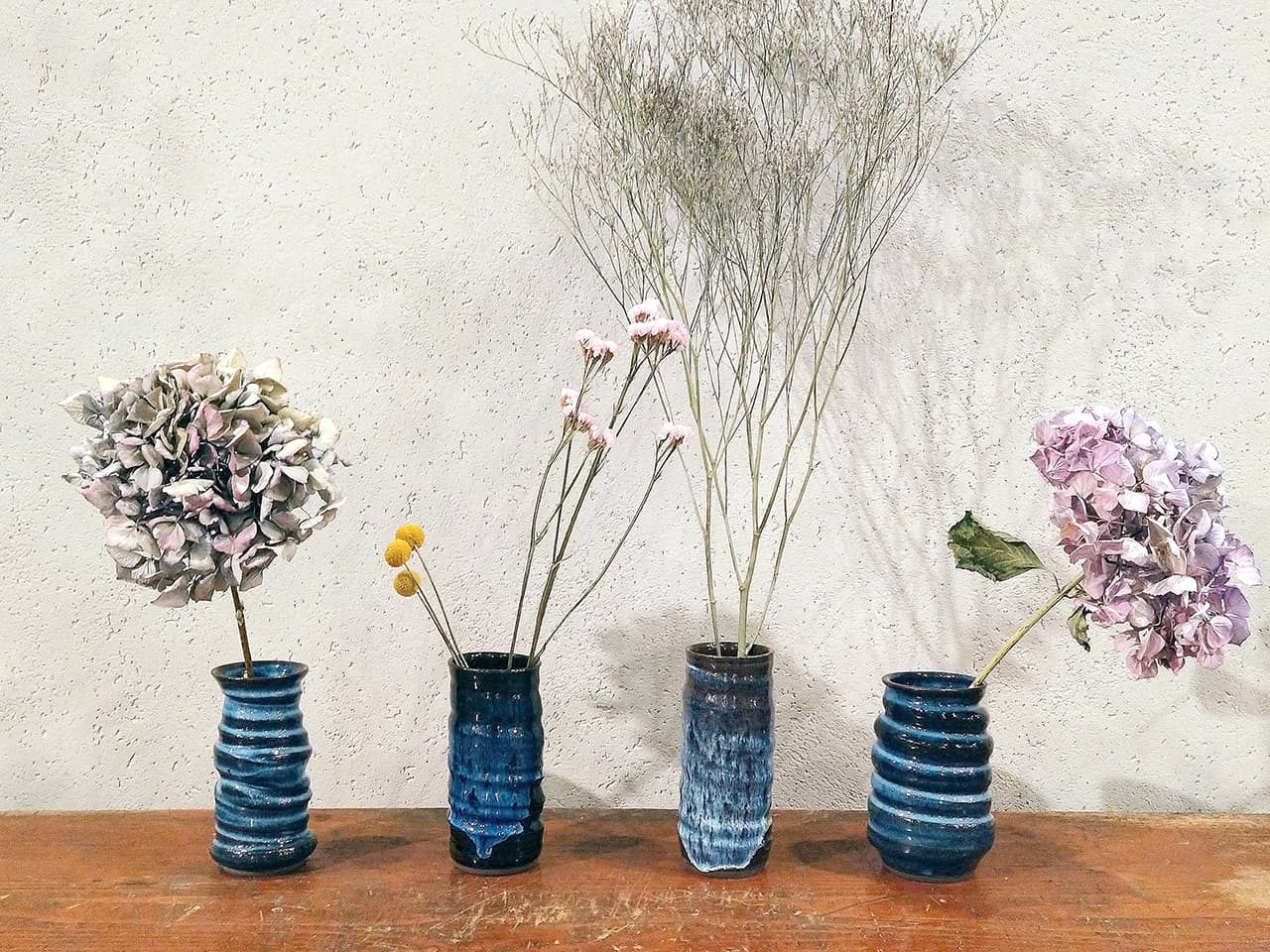 ハナミズキグリーン　ドライフラワーと青い灰釉の花器