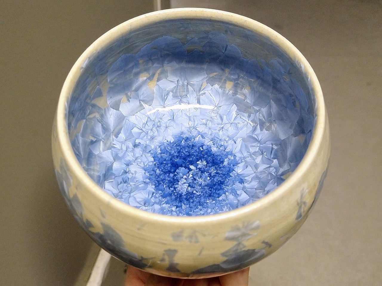 青の結晶碗