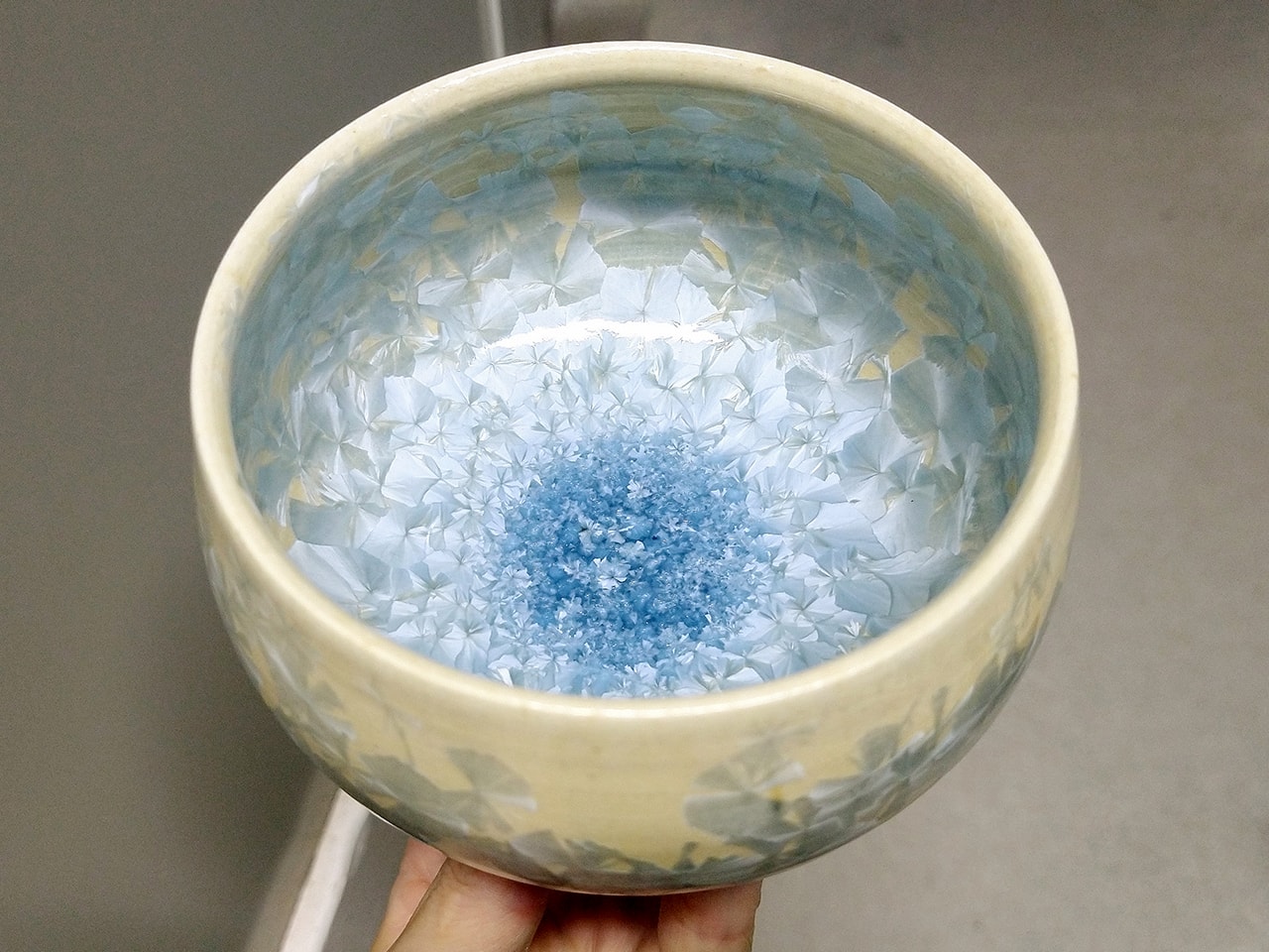 青の結晶碗