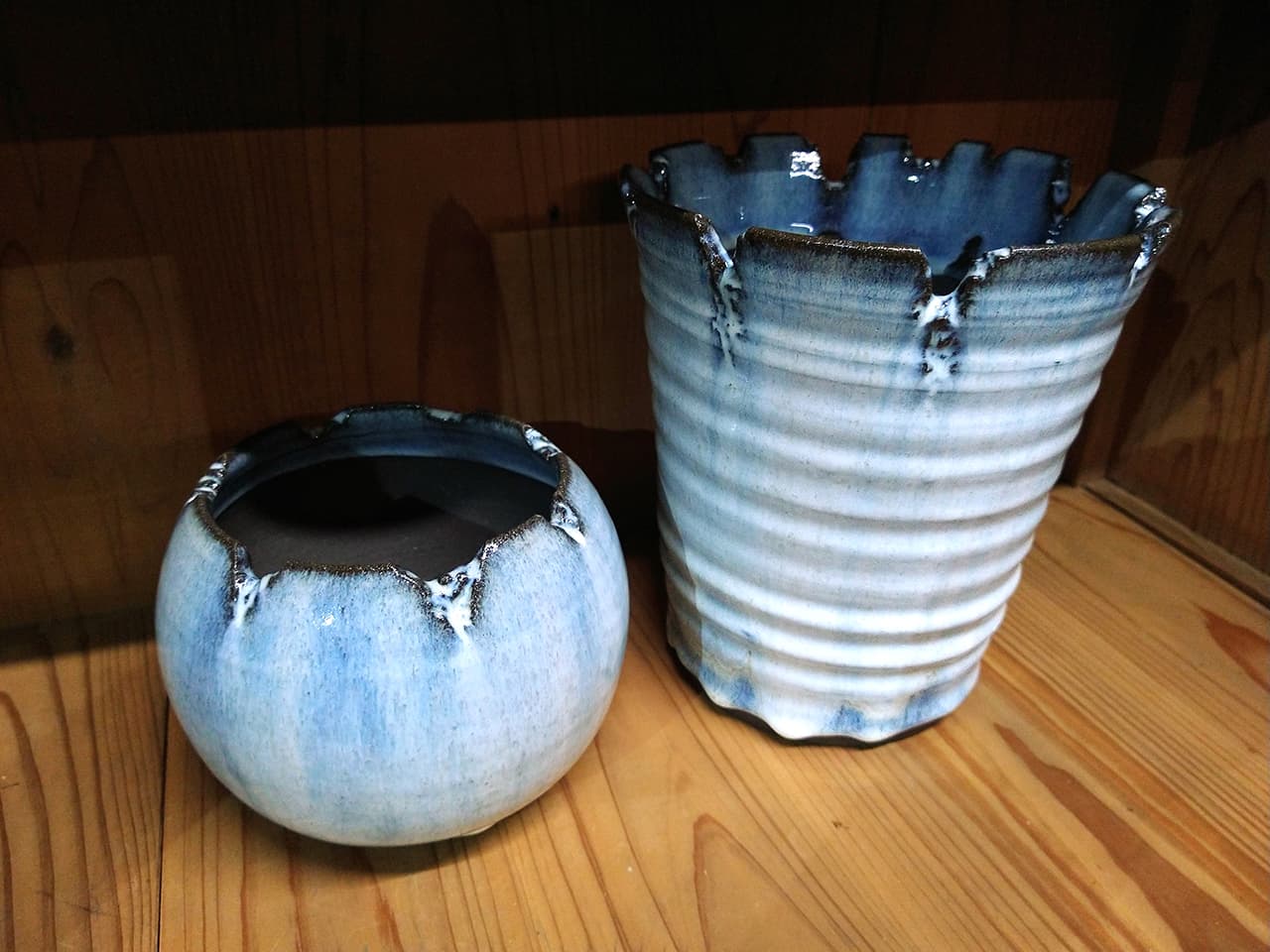 青い灰釉の植木鉢