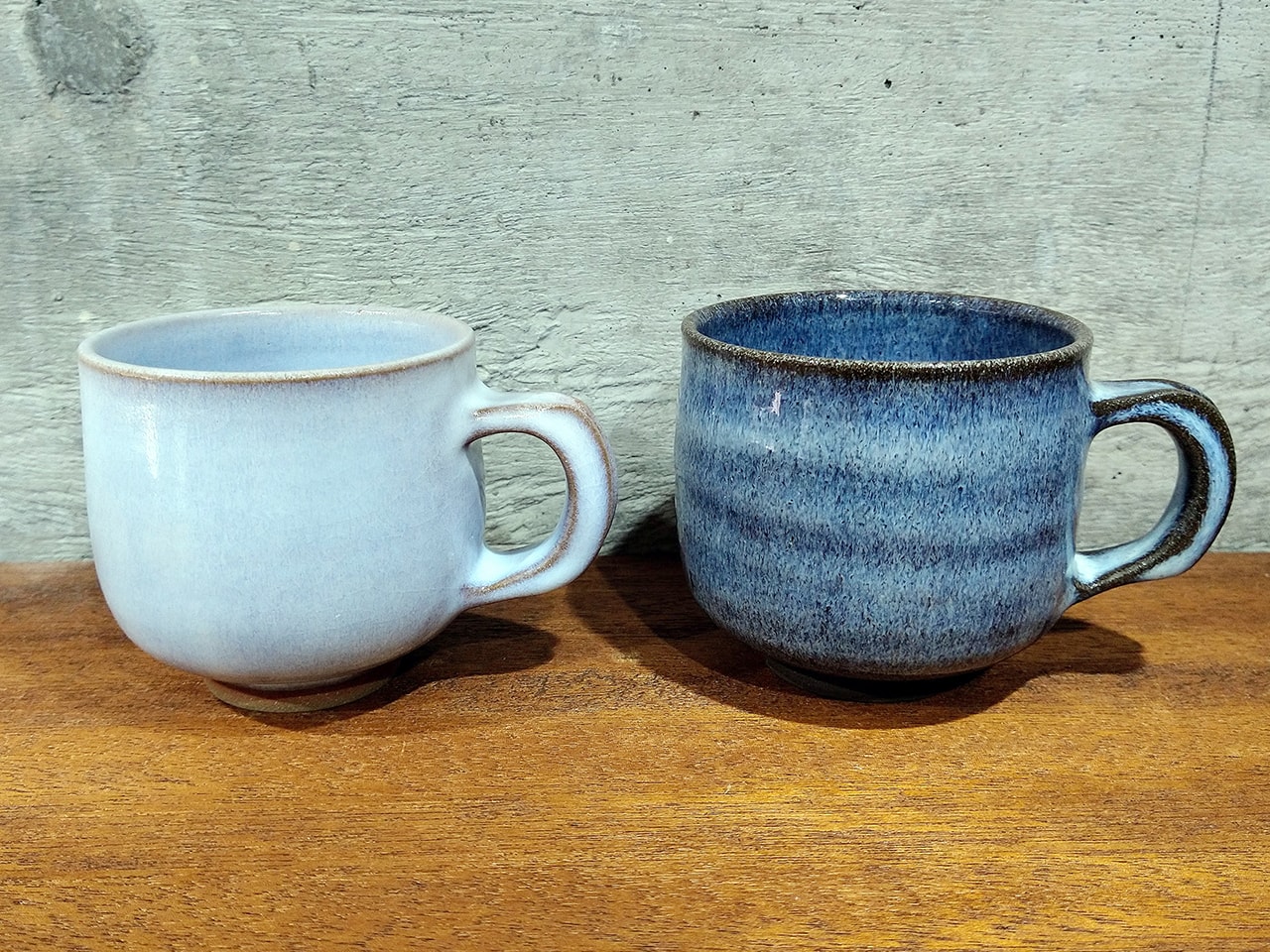 灰釉の青と白のマグカップ