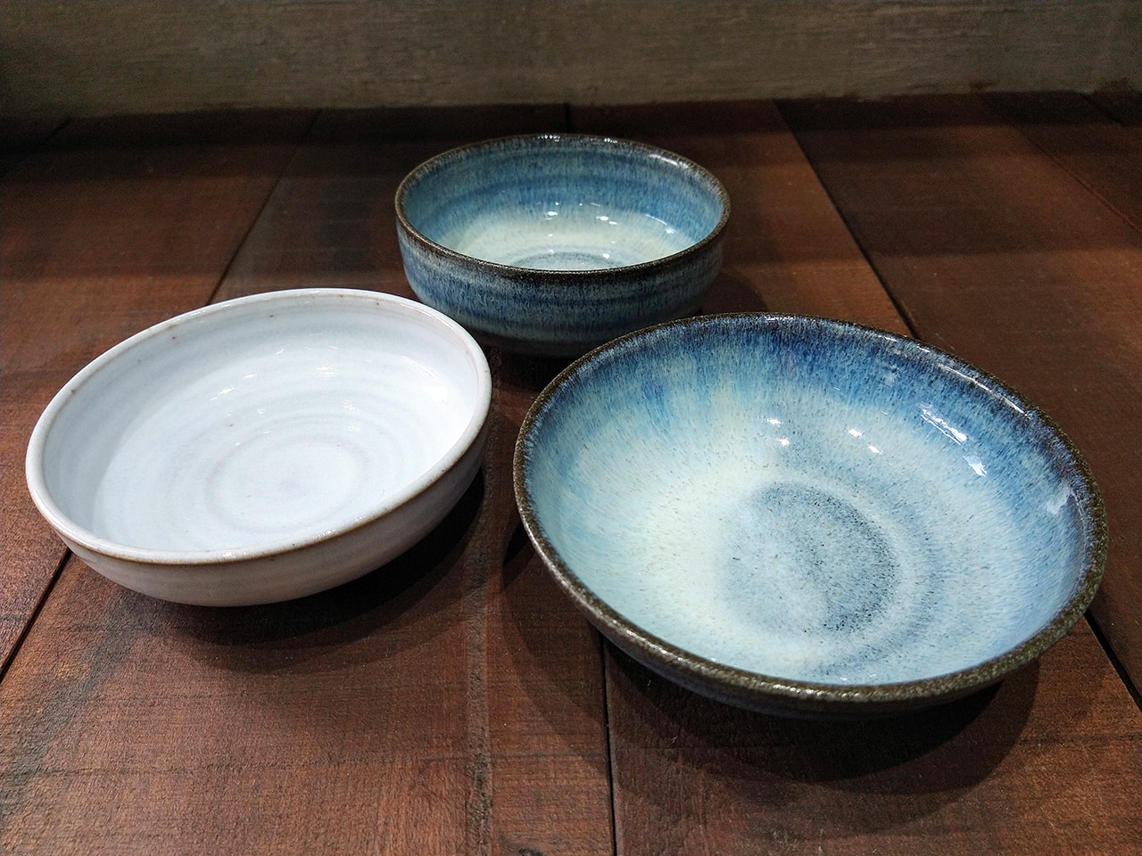 灰釉の青と白の小鉢